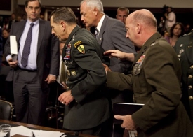 Petraeusovi spolupracovníci odvádějí generála z jednání.
